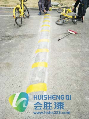 驚呆！馬路反光漆還可以這樣黃……