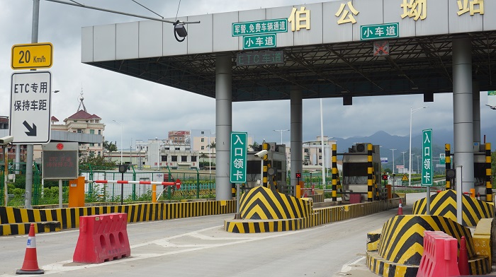 自從有了高速收費站反光漆，再也不怕新手司機(jī)啦！