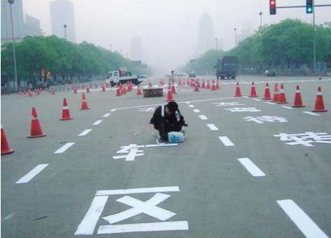為什么都是用的馬路劃線反光漆，效果卻大相徑庭？