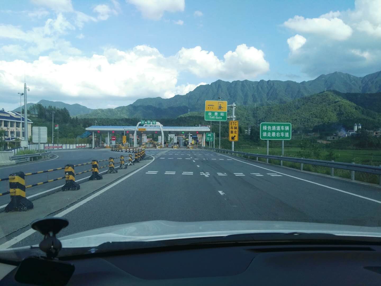 藍(lán)天白云下的大山與反光漆路牌點(diǎn)綴成畫