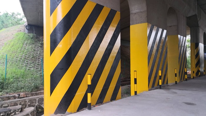 如何在防撞墻上加點(diǎn)反光涂料呢？