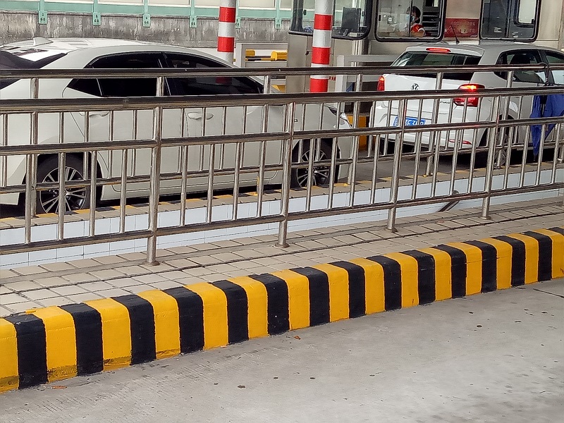 合格的公路反光油漆就應該是這樣的！