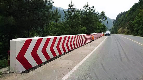 國(guó)道路段消除隱患，涂刷80米紅白反光漆