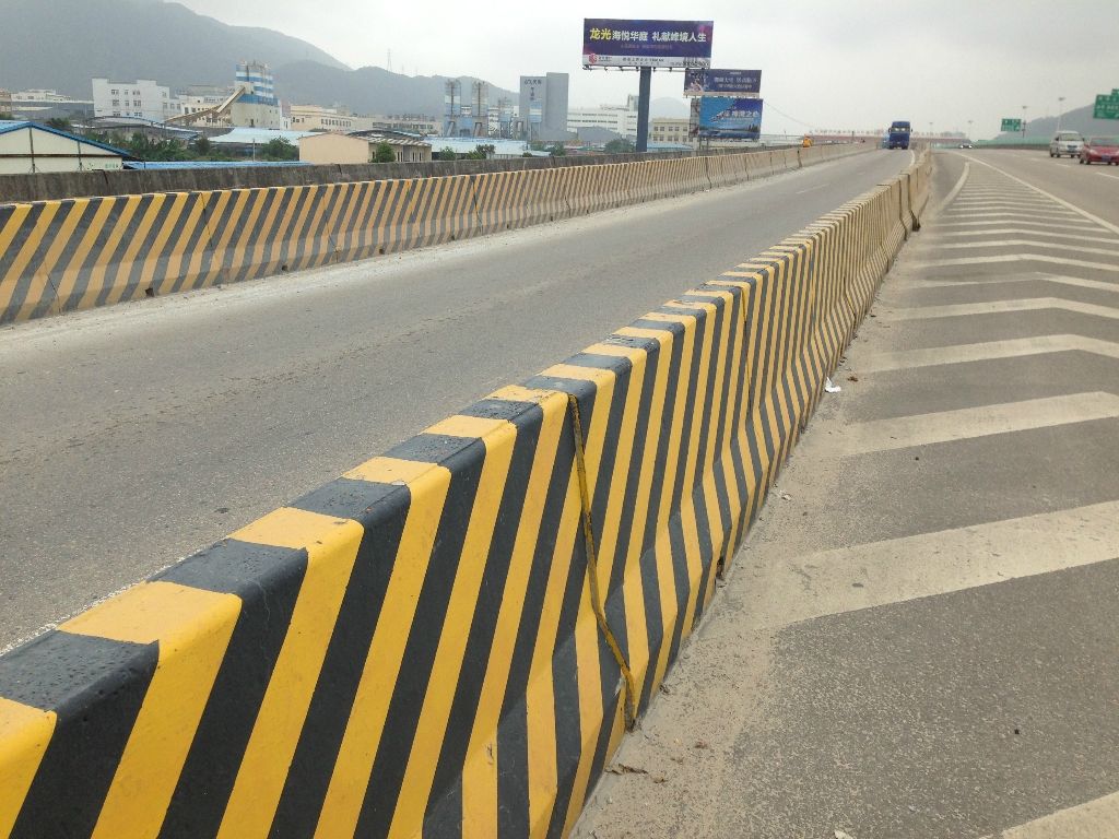 道路上隔離墩反光油漆再次換上新衣，回家的路上是一道美景