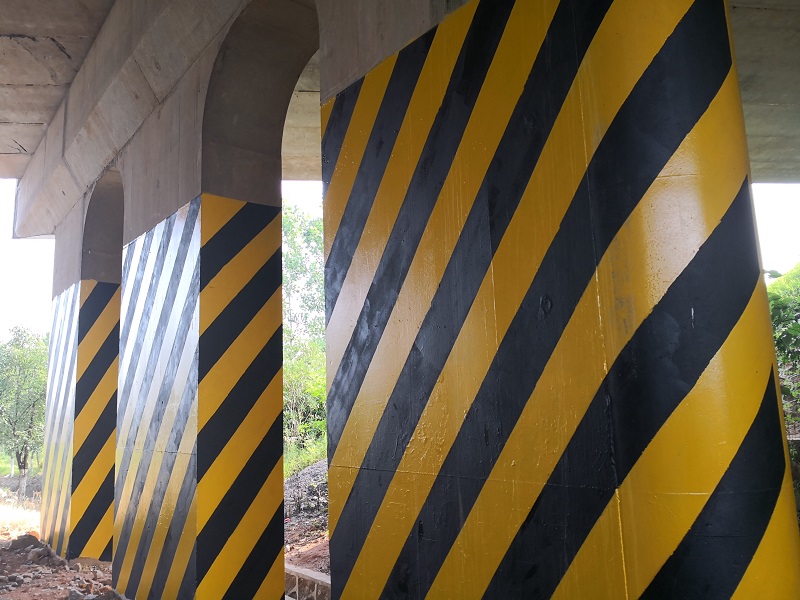 你看，那一條條規(guī)律有型的道路安全反光漆多賞心悅目！