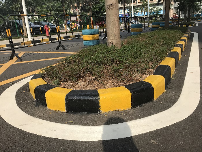 生活樓道也需要涂刷反光油漆，預(yù)防居民摔倒