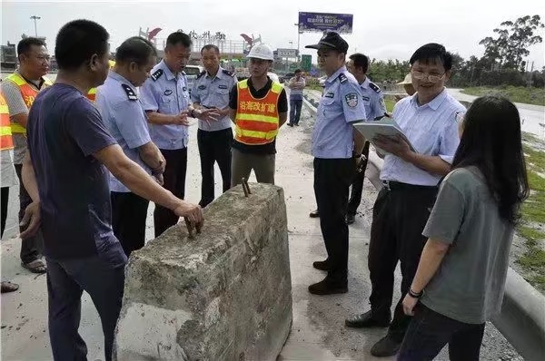 出事了！封路不涂水泥墩反光油漆，摩托車撞上了，生死未卜