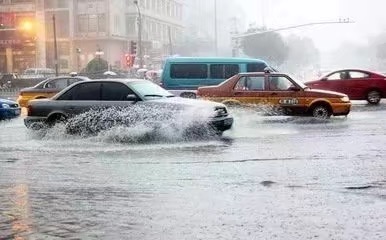 大雨天氣，立面反光油漆與司機形影相隨