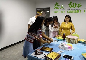 匯勝反光漆公司緣何這么的熱鬧非凡？難道……