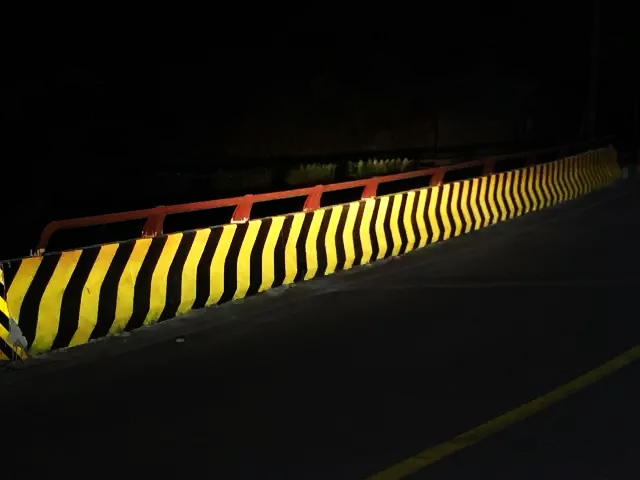 貴州高速路防撞墩反光漆