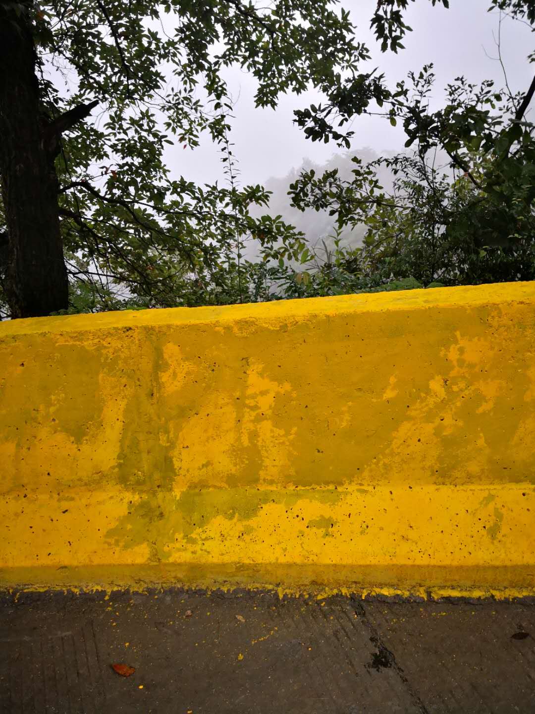 【郴州】還不太了解防撞墻反光漆？不怕，有匯勝化工