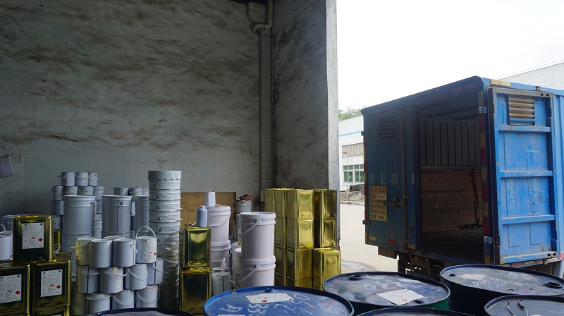 道路黃黑反光漆廠家：來來來，濟寧的客戶請往這邊走~