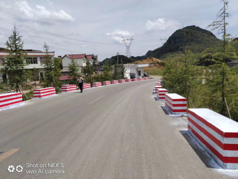 公路防撞墩反光漆起泡了？何解？