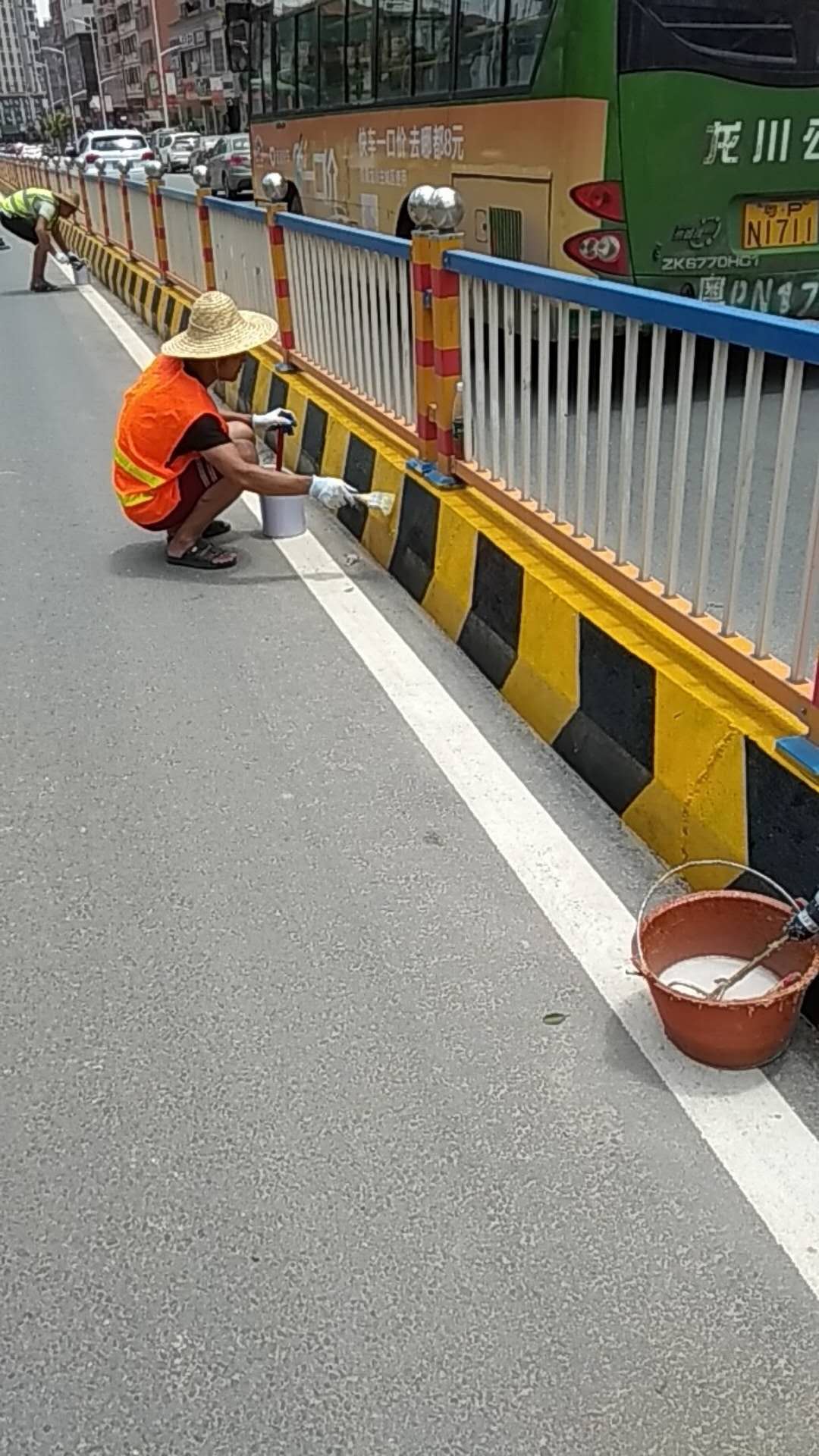 匯勝道路黃黑反光漆，公路養(yǎng)護(hù)的好幫手！