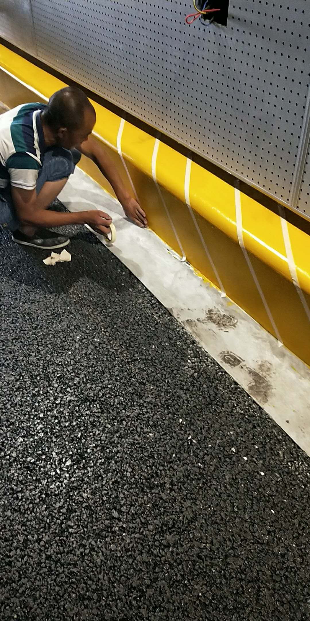 哪種天氣條件不適合進行丙烯酸公路反光漆的施工？