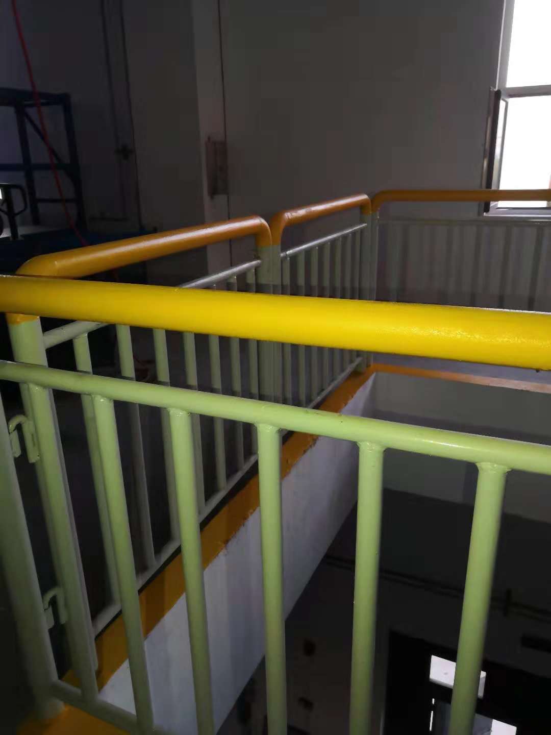 低溫、高濕雙重影響下的防護(hù)欄反光油漆該如何是好？