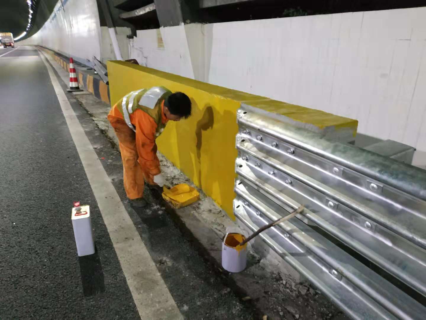 道路防護(hù)反光漆是噴涂好還是滾涂好？