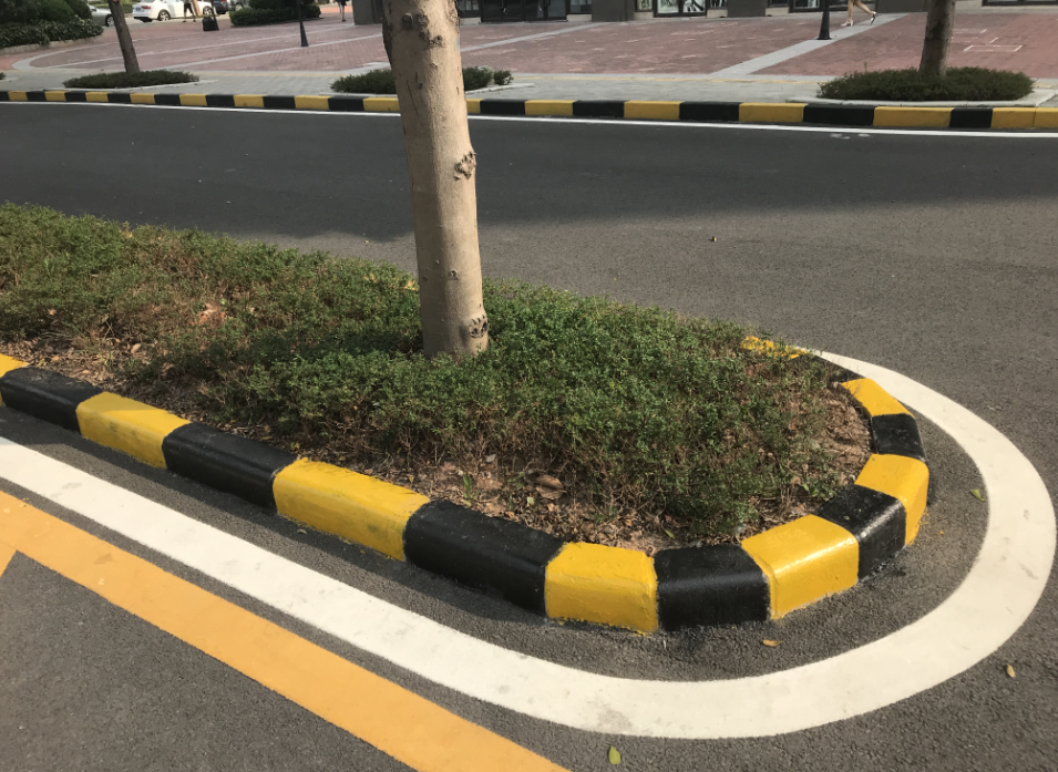 剛刷的路邊石反光漆“膨脹”了？