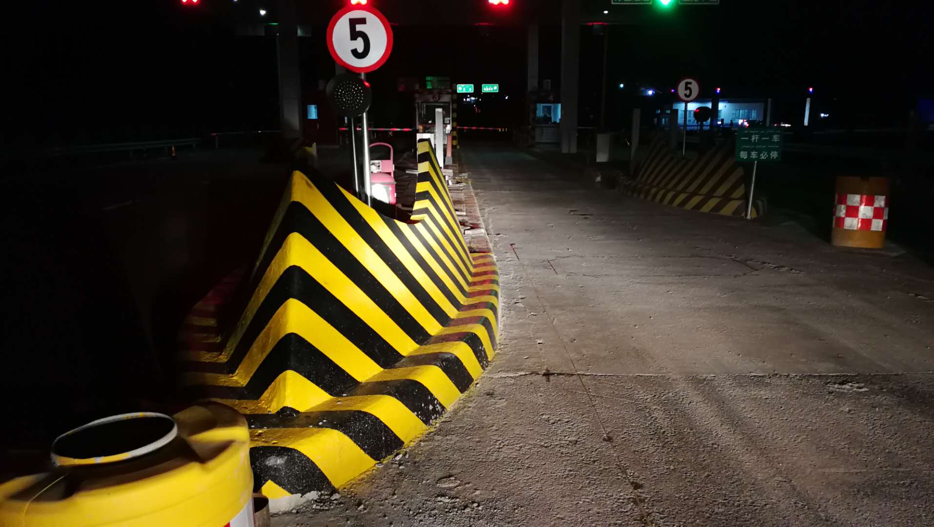 完整的道路立面標記漆施工都包括哪幾個步驟？