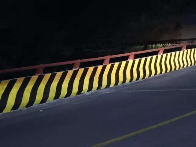 道路立面反光漆如何提高夜間行車(chē)安全