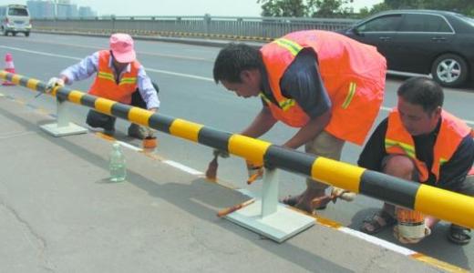 如何避免防護(hù)欄反光油漆出現(xiàn)氣泡問(wèn)題？