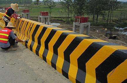 對(duì)道路安全反光漆的重要性展開(kāi)討論