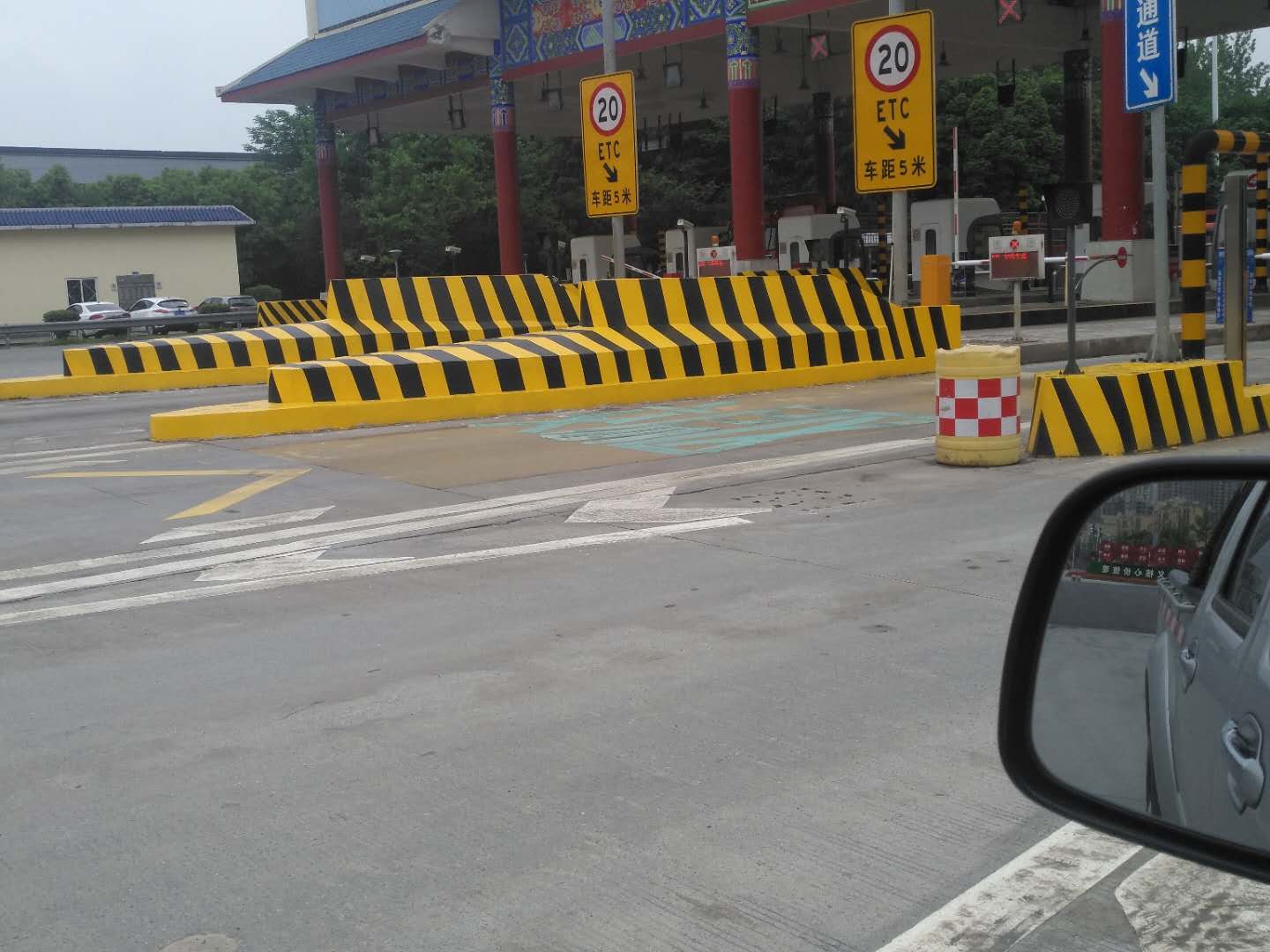 水泥墩耐磨反光漆出現(xiàn)離油的原因及處理措施