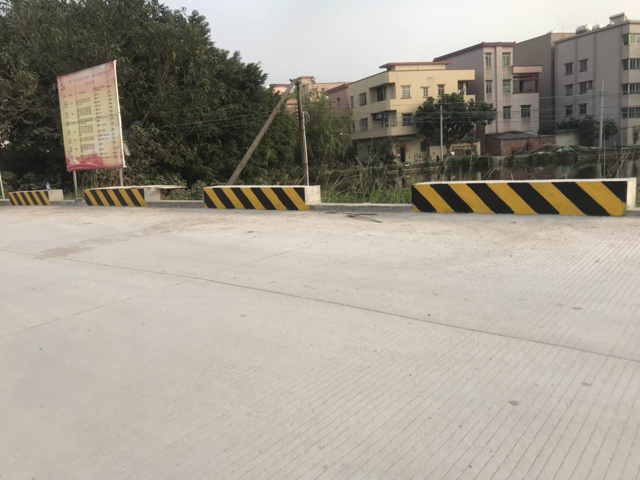 導(dǎo)致水泥路面反光漆出現(xiàn)露底的原因有哪些