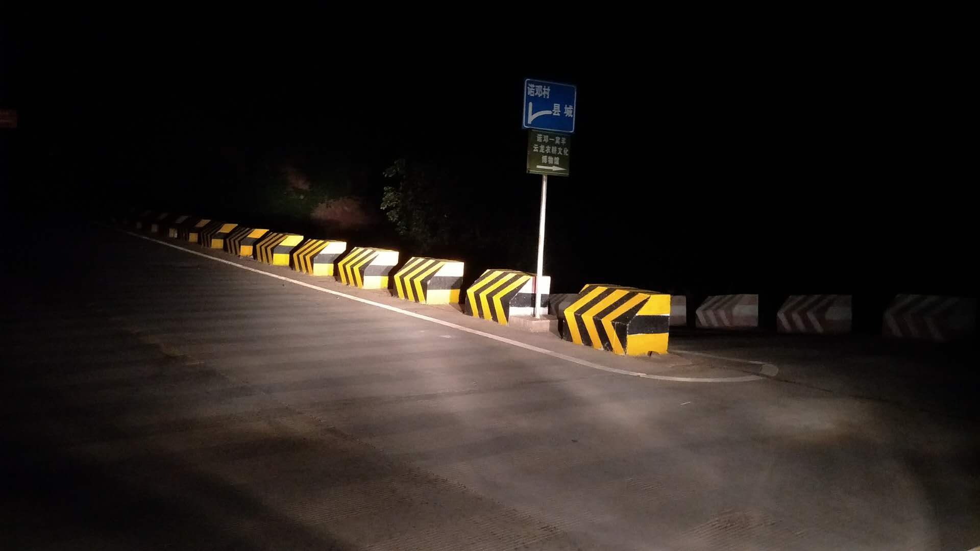 道路旁邊的防撞柱應(yīng)該使用什么漆？