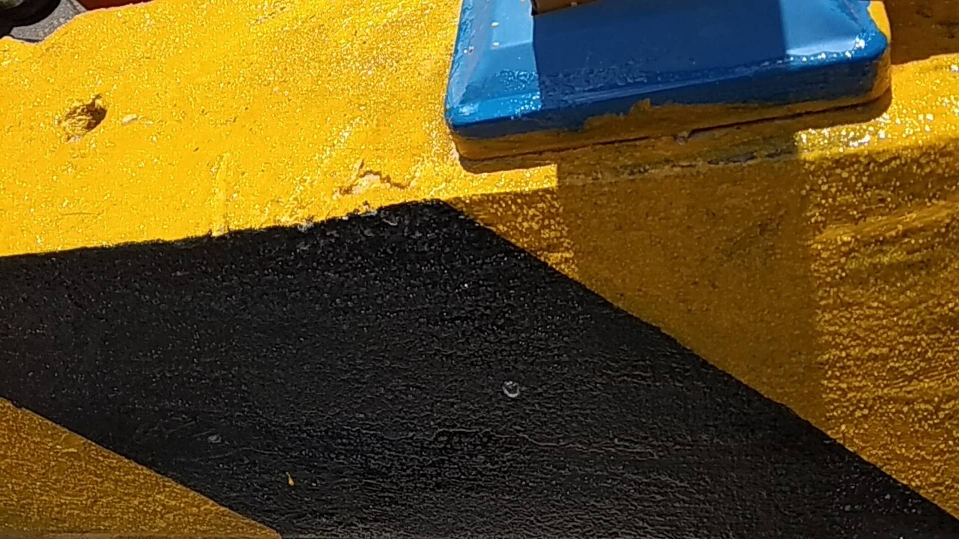 造成護(hù)欄安全反光漆出現(xiàn)氣泡的原因是什么？