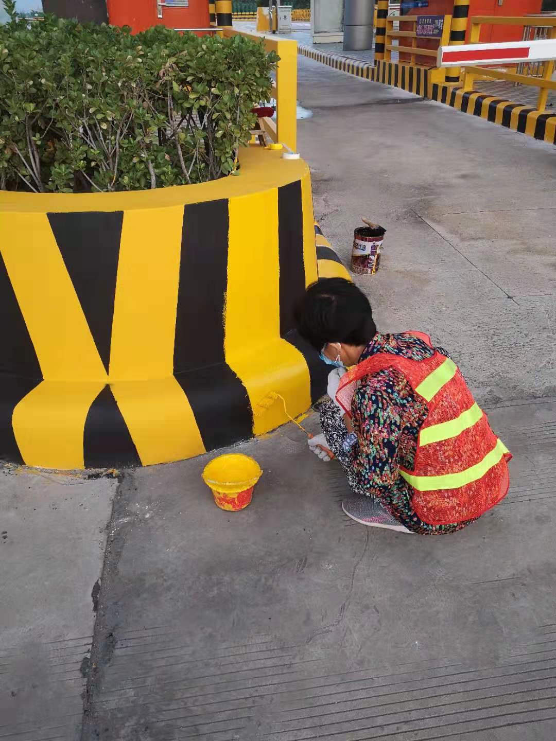 防撞墩應該使用什么油漆？要怎么施工？