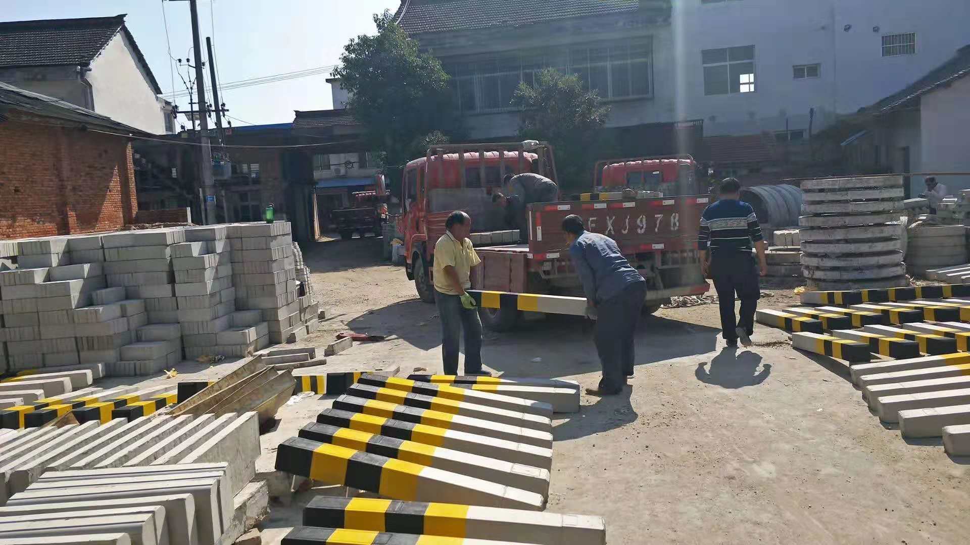 路邊的防護柱可以使用反光油漆嗎？