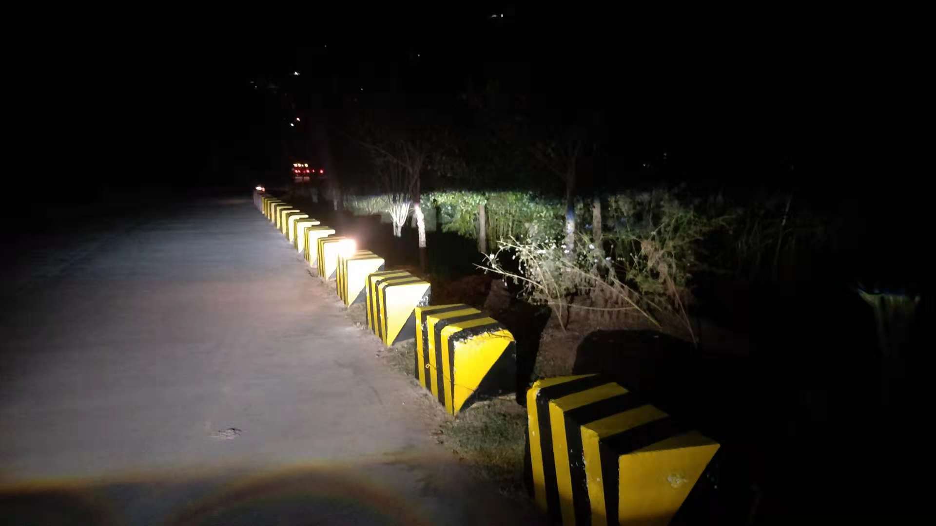 特亮反光漆施工過(guò)程有哪些注意事項(xiàng)？