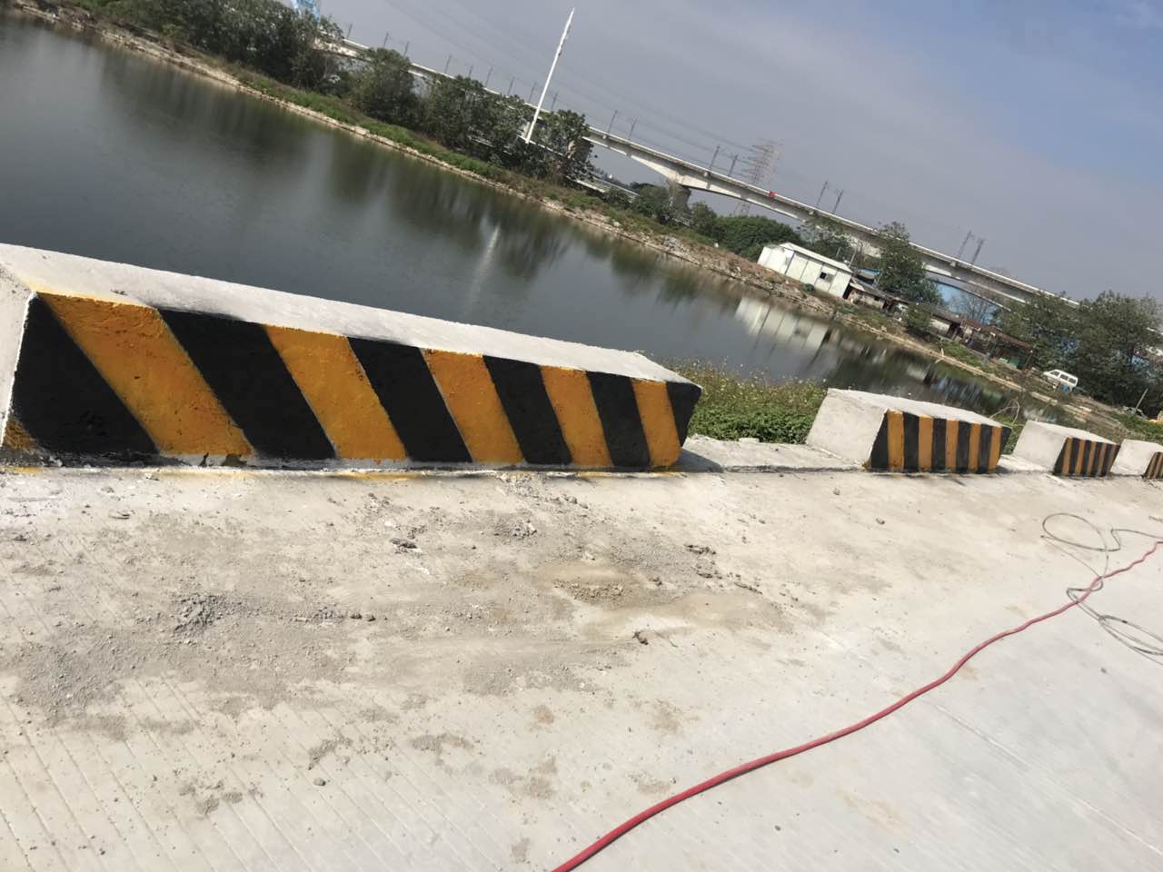 剛下完雨可以進(jìn)行道路反光漆的施工嗎？