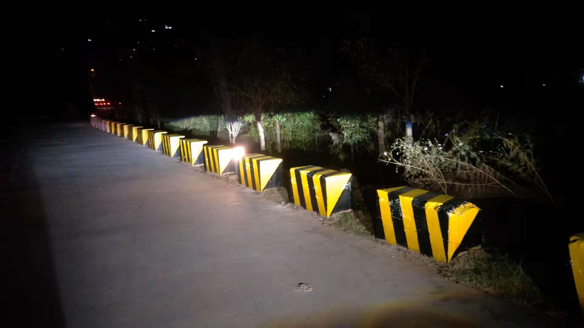 什么牌子的黃黑道路反光漆好用？