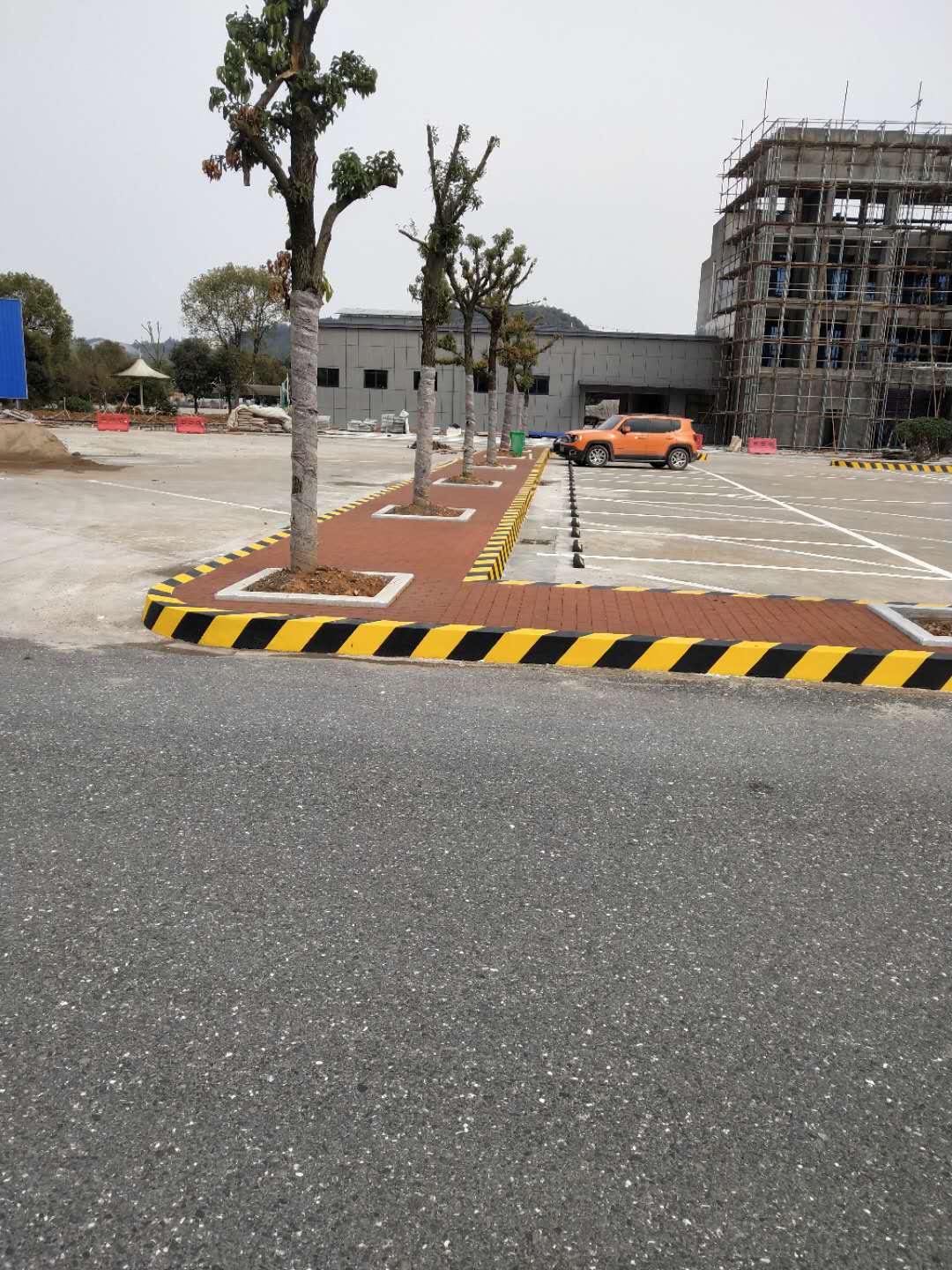 為什么交通設(shè)施要用公路安全反光漆？