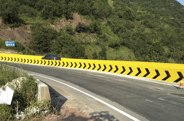 西安高速隔離墻工程客戶反饋反光漆效果圖