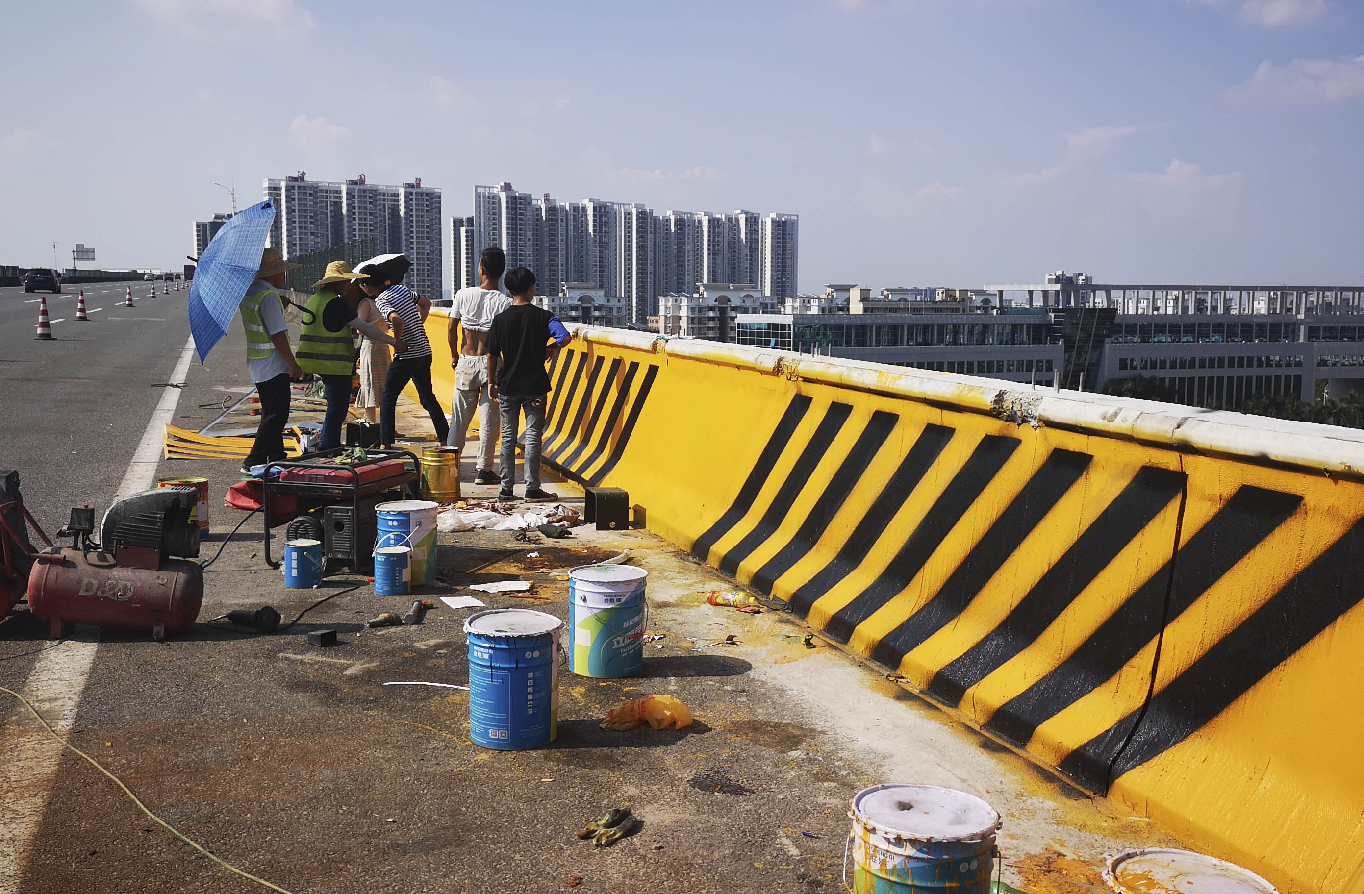 江蘇常州高速隔離墻反光漆施工過(guò)程