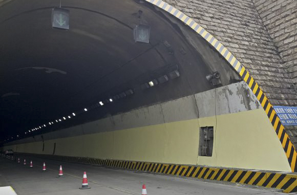 隧道的出入口和路沿涂刷反光漆的作用是什么？