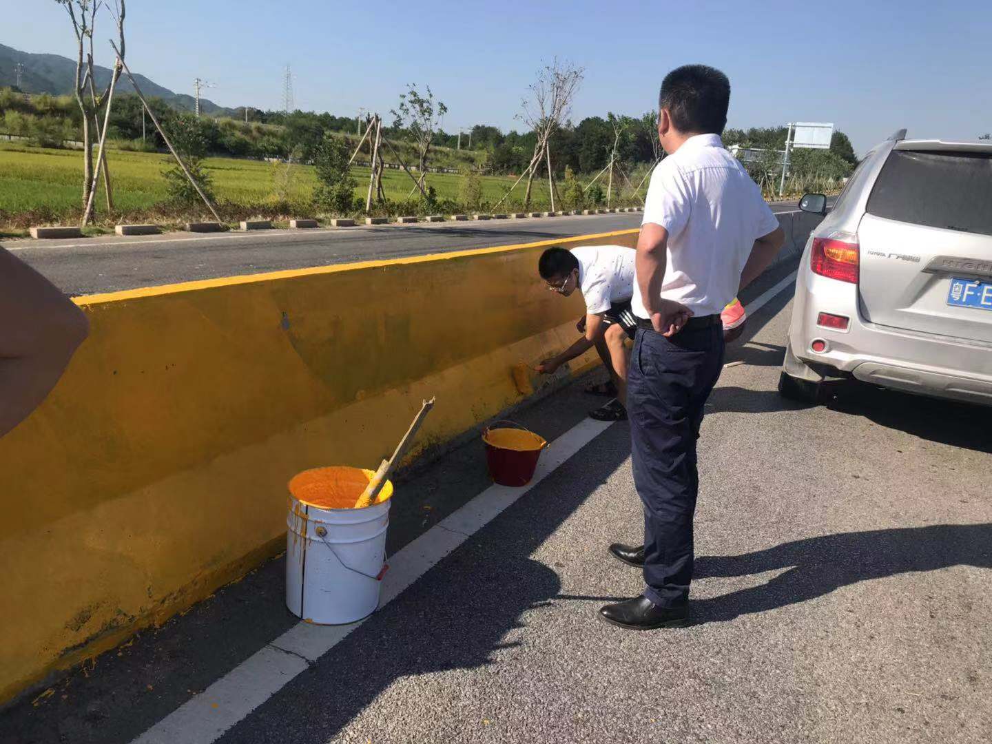 韶關(guān)隔離墻警示反光漆涂刷工程