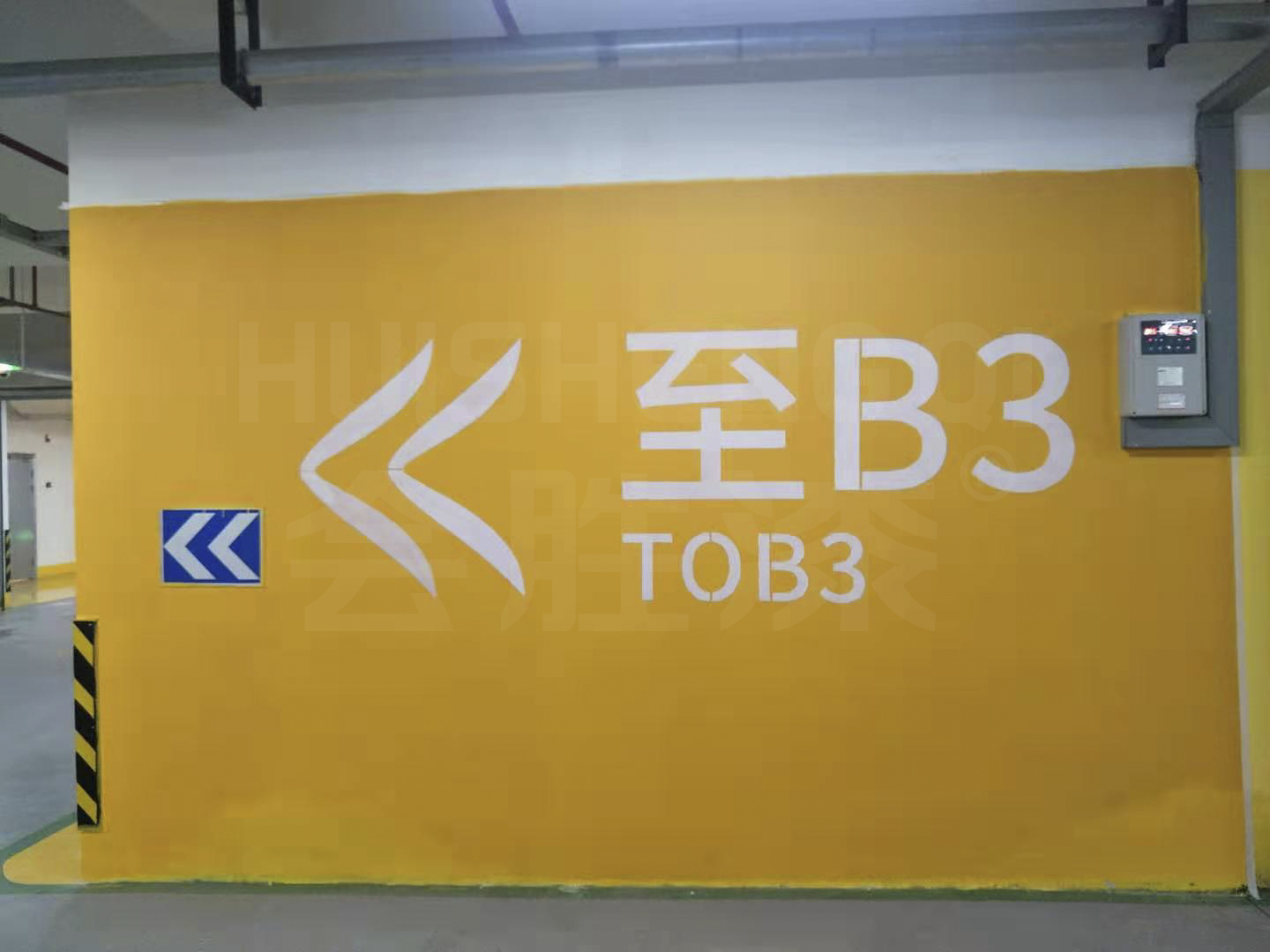 水泥底材不能用反光貼紙，可以使用什么油漆？