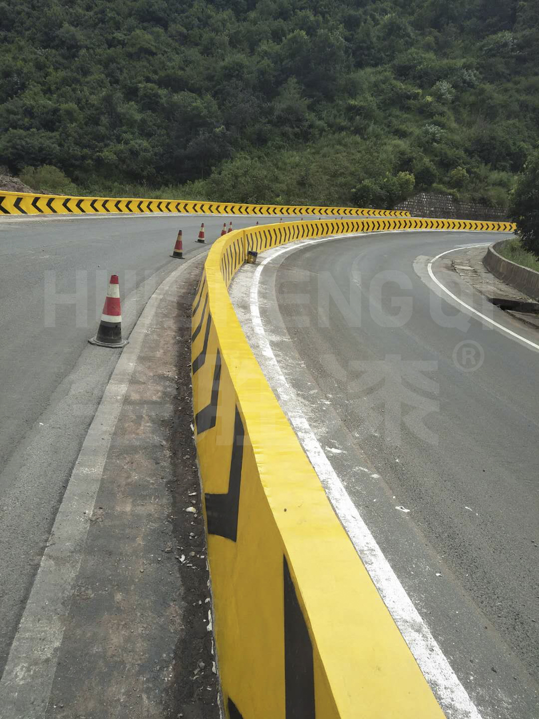 高速公路的隔離墻和防護(hù)墻用什么油漆？