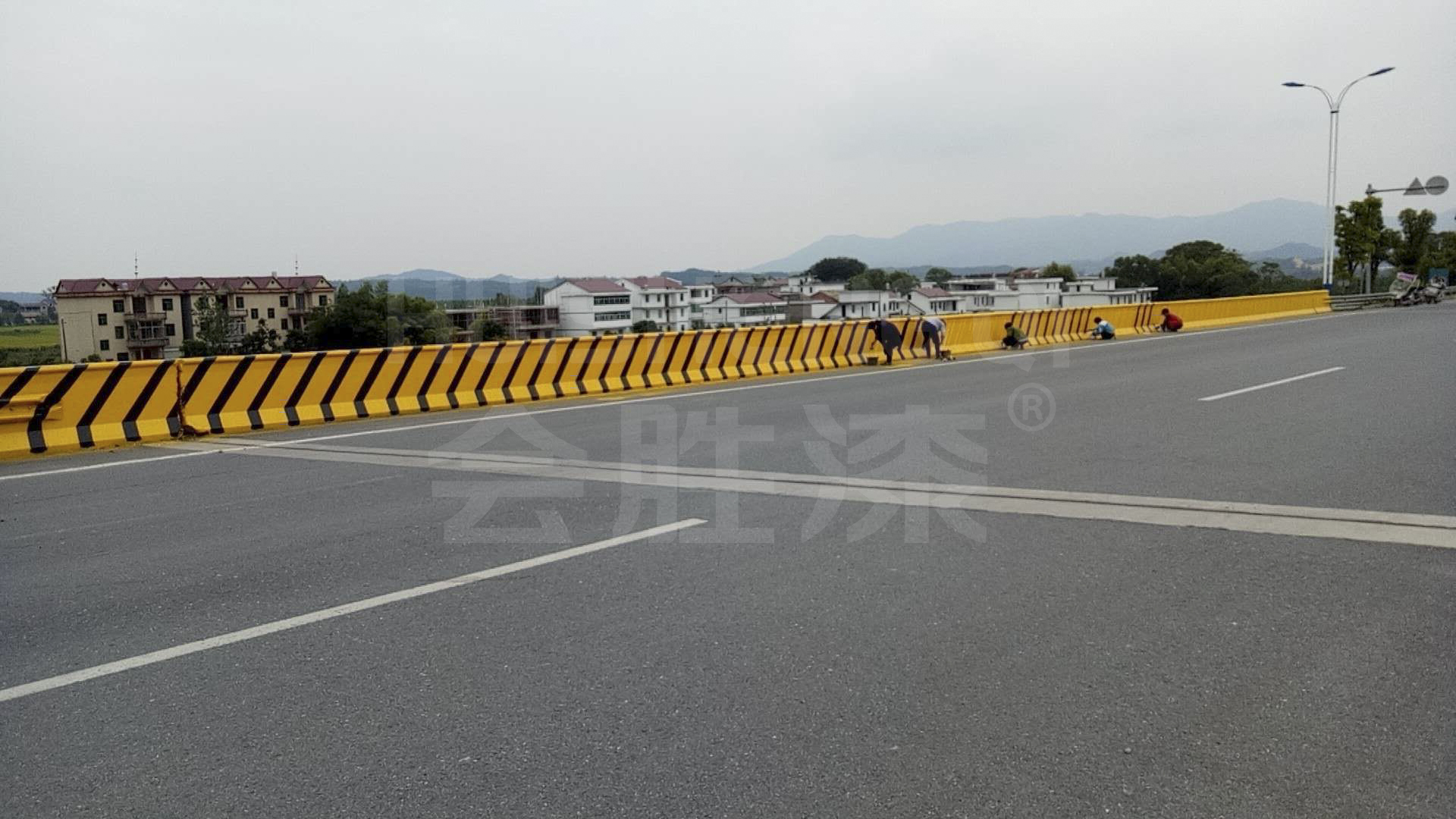 使用在高速公路設施上的警示油漆？