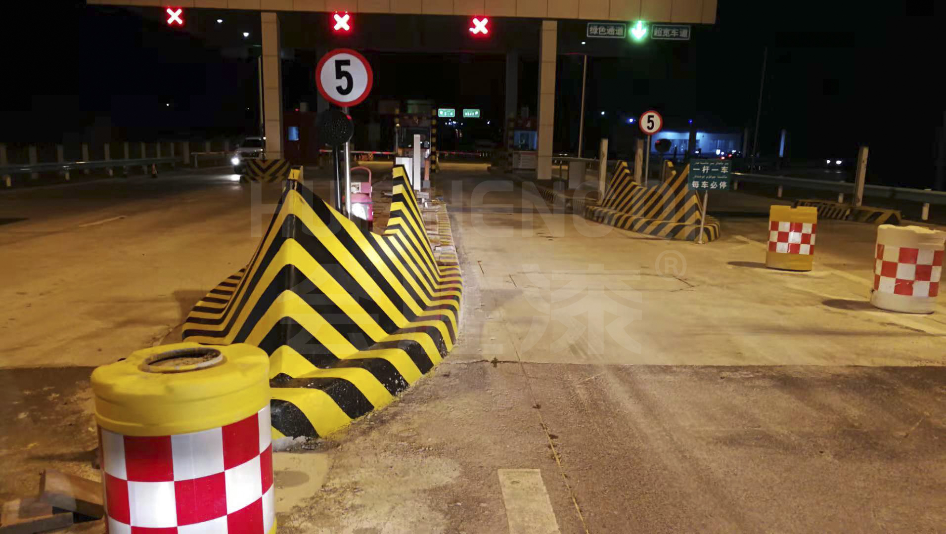 道路上的安全島為什么需要涂刷反光漆？