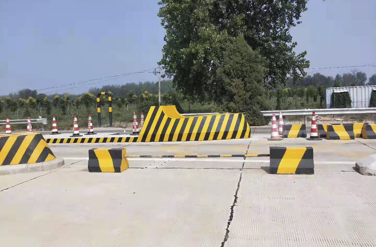 【內(nèi)蒙古】涂刷后的道路防撞墩反光漆效果怎么樣