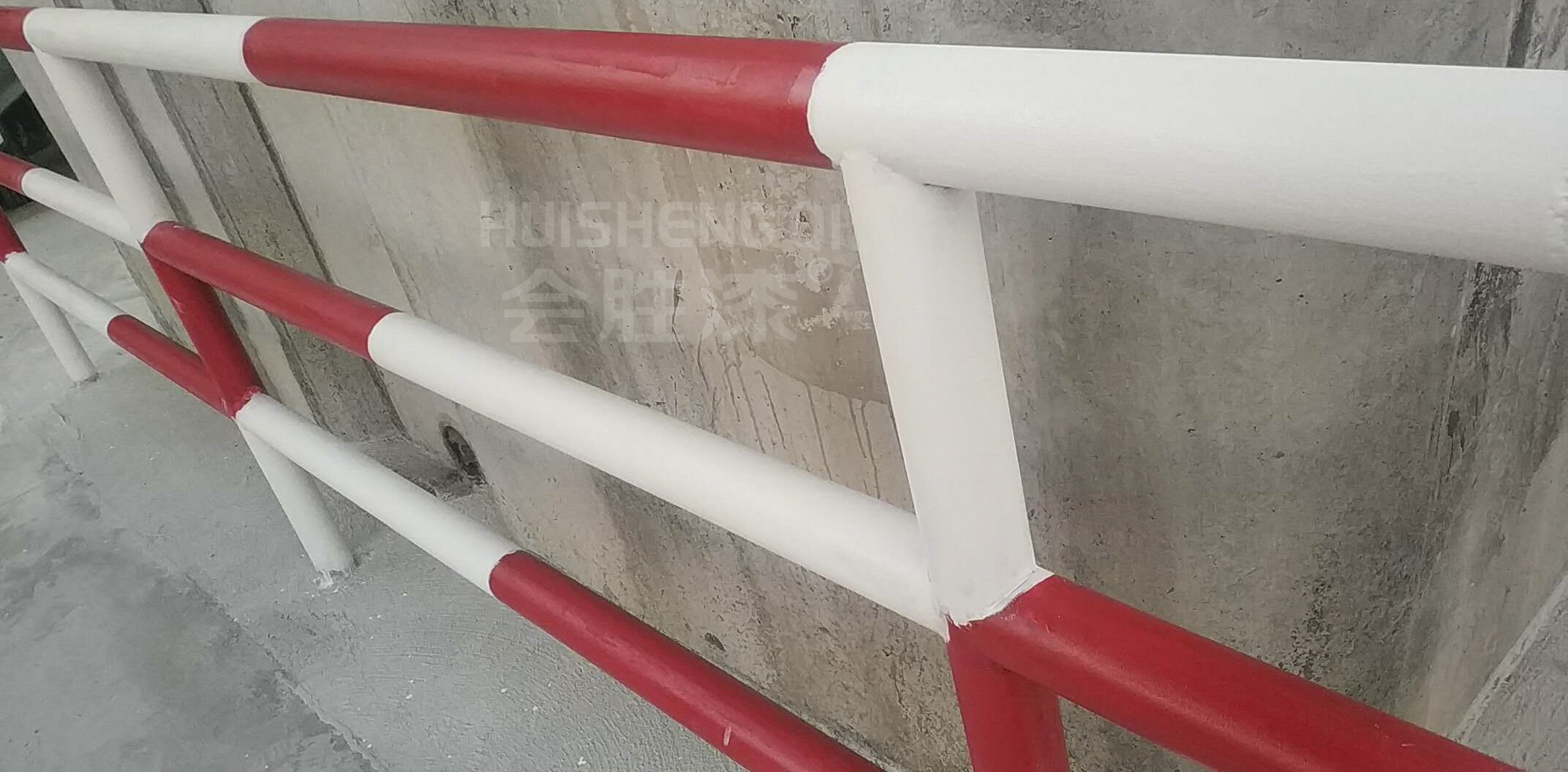 道路上的護欄為什么要涂刷反光漆？