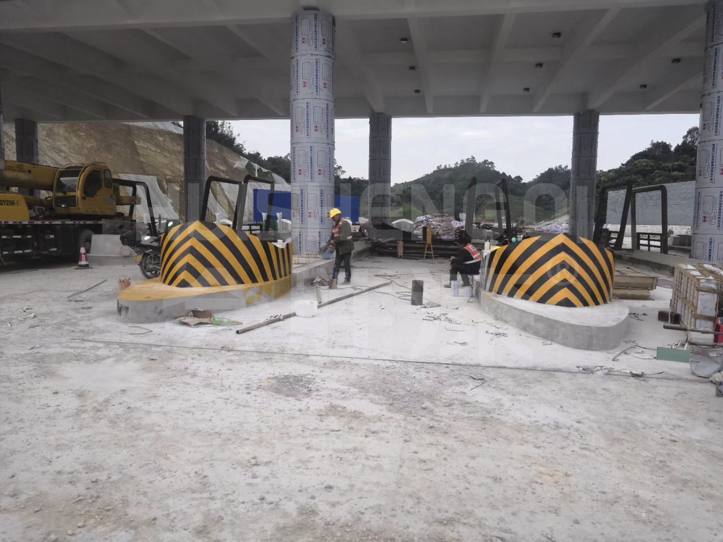 警示反光漆和反光貼紙那個效果好？