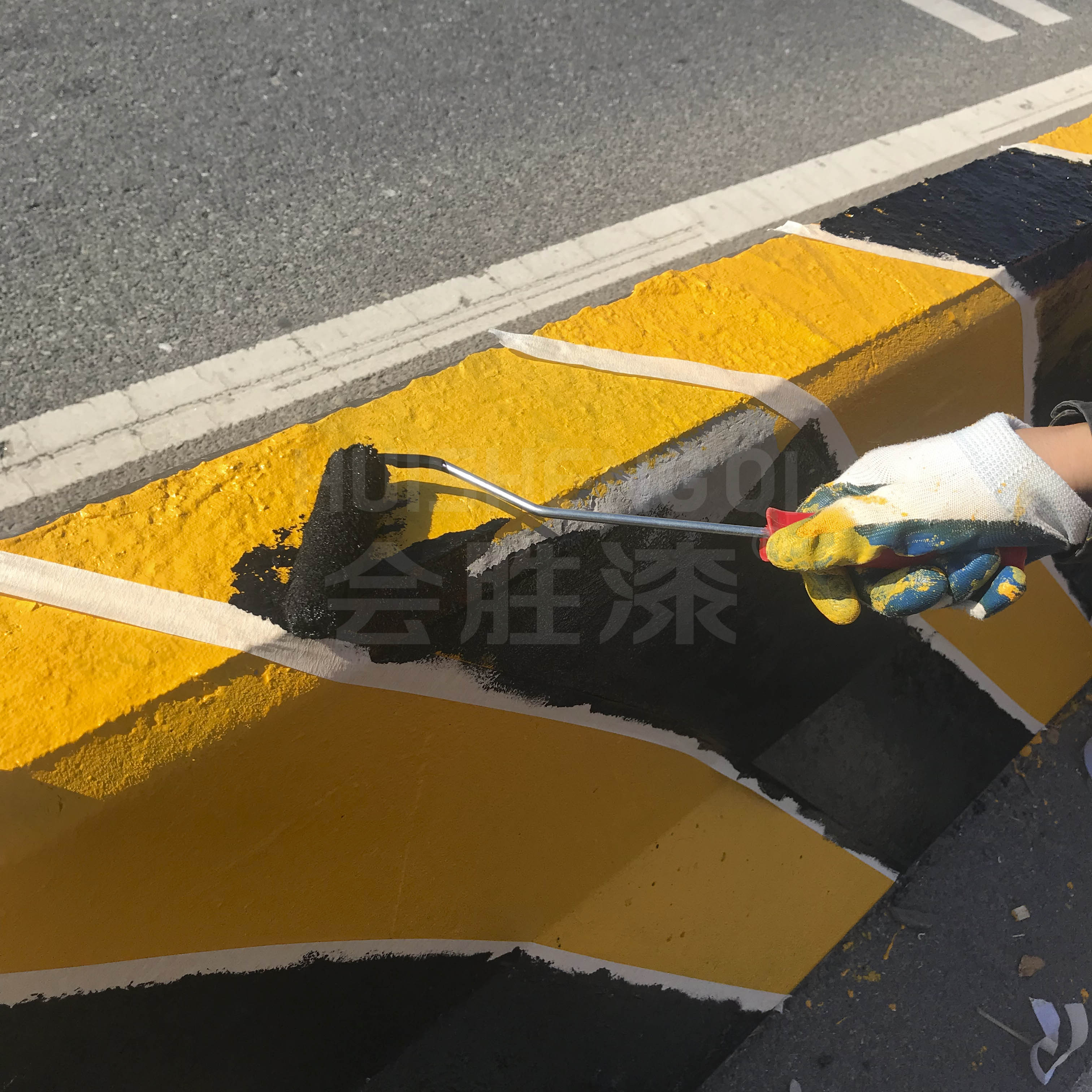 道路上的水泥墩子可以用什么油漆？