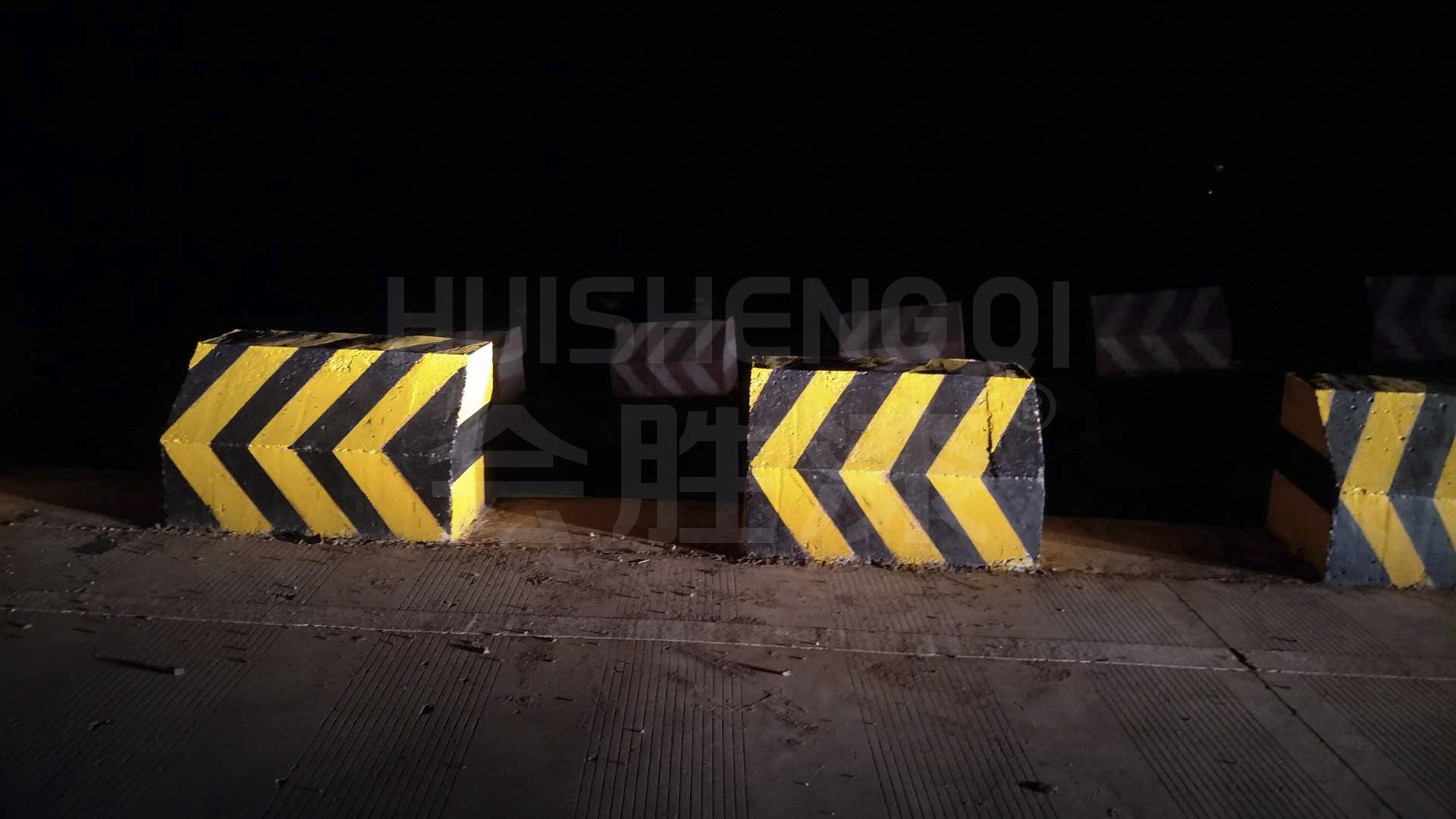 隔離墩上黃黑相間的油漆是什么漆？