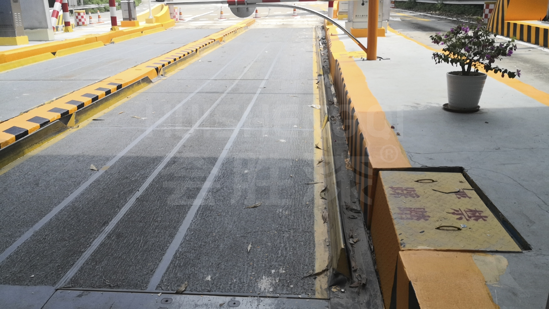 道路路牙警示使用什么油漆好？